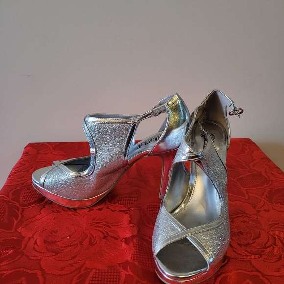 Silver Heels Size 6 - Picture 2 of 2